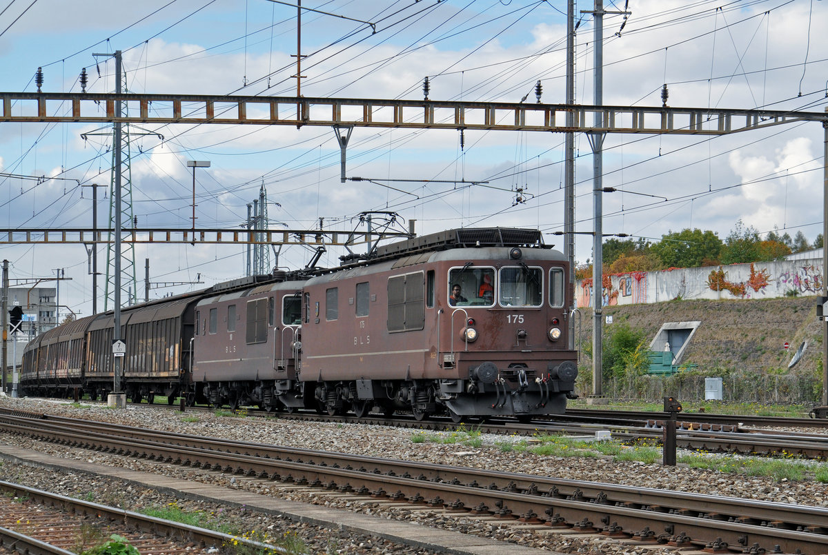 Doppeltraktion, mit den BLS Loks 425 175 und 425 193 durchfahren den Bahnhof Pratteln. Die Aufnahme stammt vom 20.10.2016.