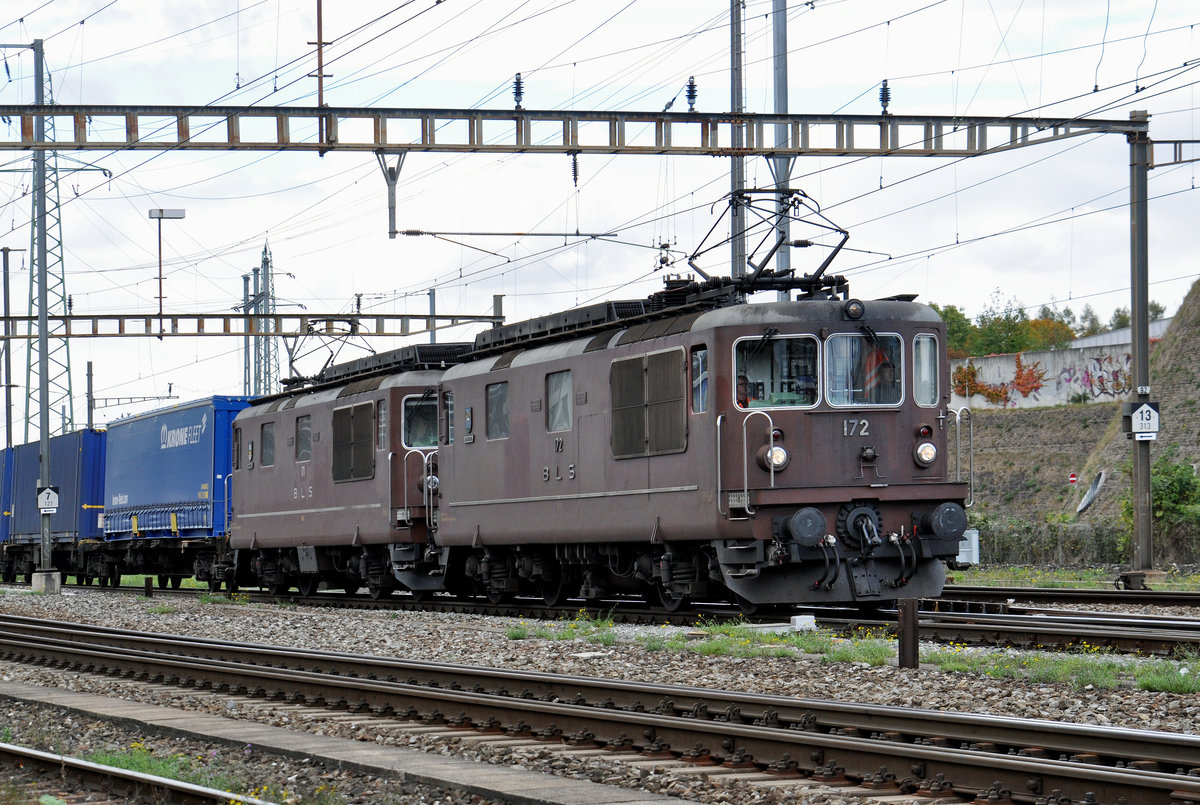 Doppeltraktion, mit den BLS Loks 425 172 und 425 171, durchfahren den Bahnhof Pratteln. Die Aufnahme stammt vom 20.10.2016.