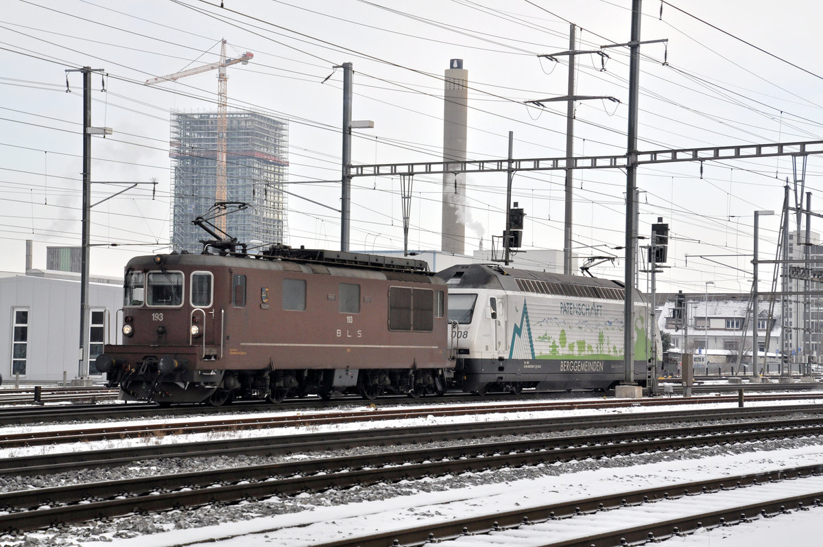 Doppeltraktion, mit den BLS Loks 425 193 und 465 008-1, durchfahren den Bahnhof Pratteln. Die Aufnahme stammt vom 16.01.2017.