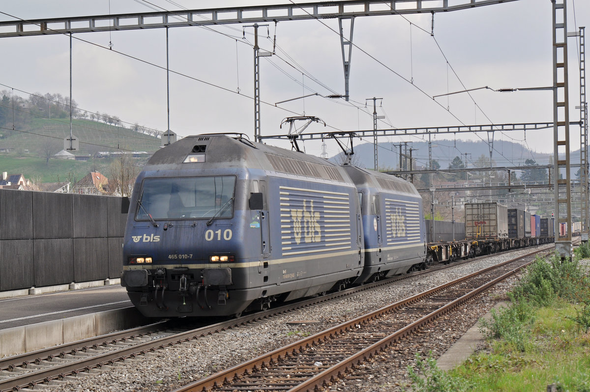 Doppeltraktion, mit den BLS Loks 465 010-7 und 465 012-3, durchfahren den Bahnhof Gelterkinden. Die Aufnahme stammt vom 06.04.2017.