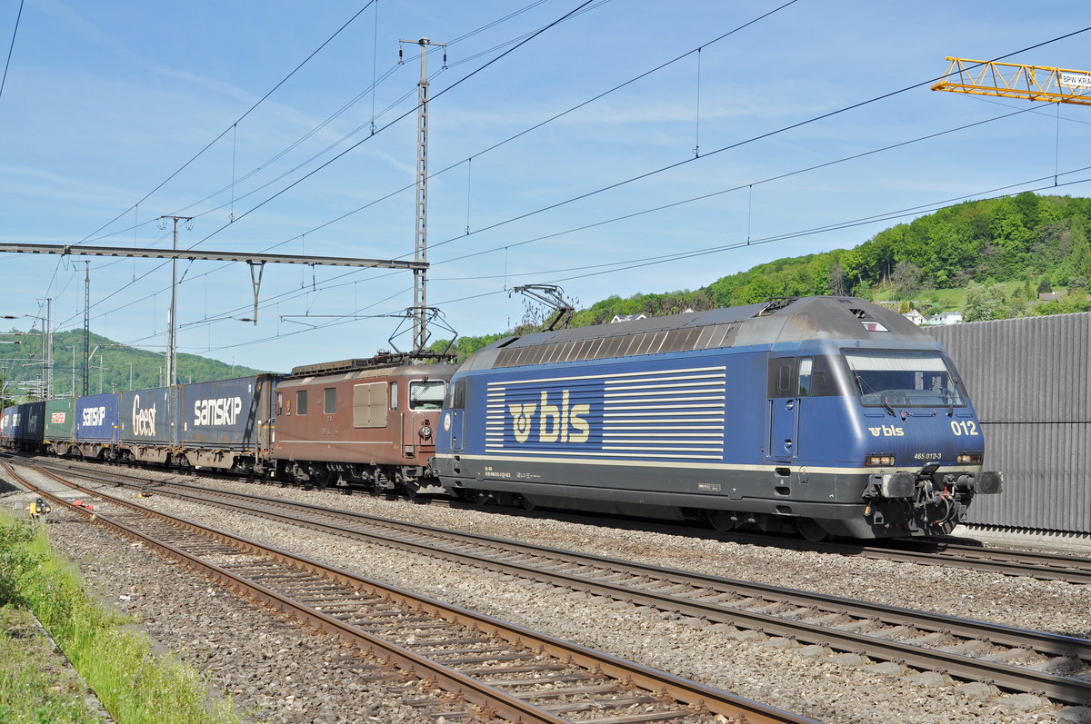 Doppeltraktion, mit den BLS Loks 465 012-3 und 425 176, durchfahren den Bahnhof Gelterkinden. Die Aufnahme stammt vom 16.05.2017.