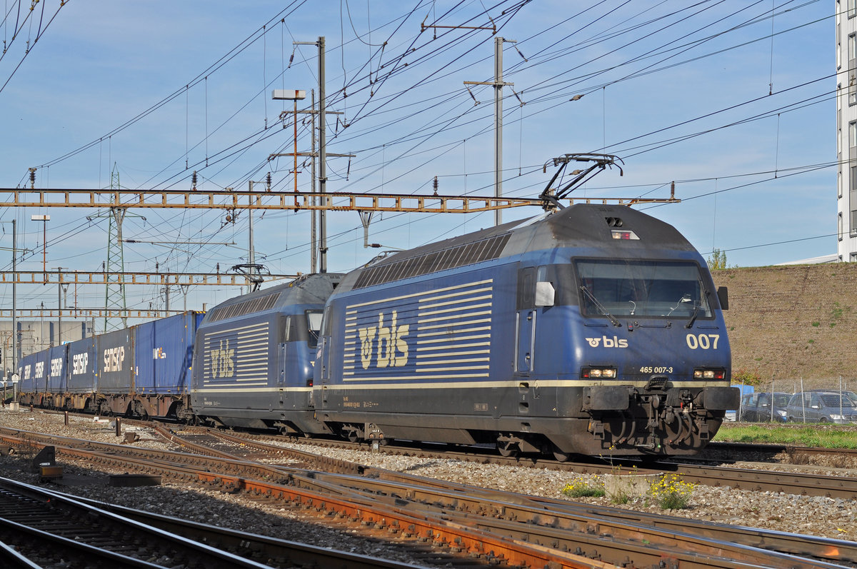 Doppeltraktion, mit den BLS Loks 465 007-3 und 465 014-9, durchfahren den Bahnhof Pratteln. Die Aufnahme stammt vom 17.10.2017.