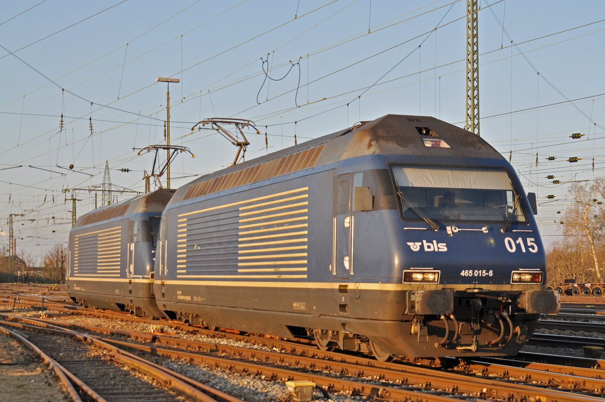 Doppeltraktion, mit den BLS Loks 465 015-6 und 465 016-4 werden in der Abstellanlage beim Badischen Bahnhof abgestellt. Die Aufnahme stammt vom 13.01.2018.