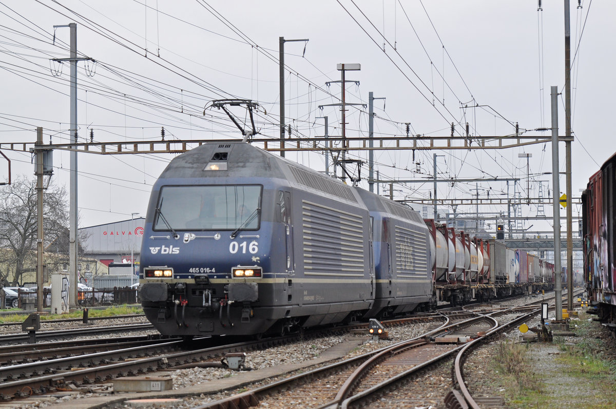 Doppeltraktion, mit den BLS Loks 465 016-4 und 465 002-4, durchfahren den Bahnhof Pratteln. Die Aufnahme stammt vom 09.02.2018.