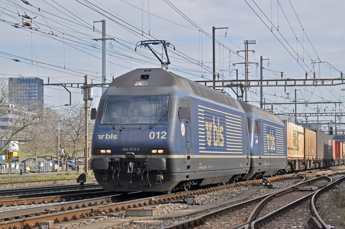 Doppeltraktion, mit den BLS Loks 465 012-3 und 465 007-3, durchfahren den Bahnhof Pratteln. Die Aufnahme stammt vom 14.02.2018.