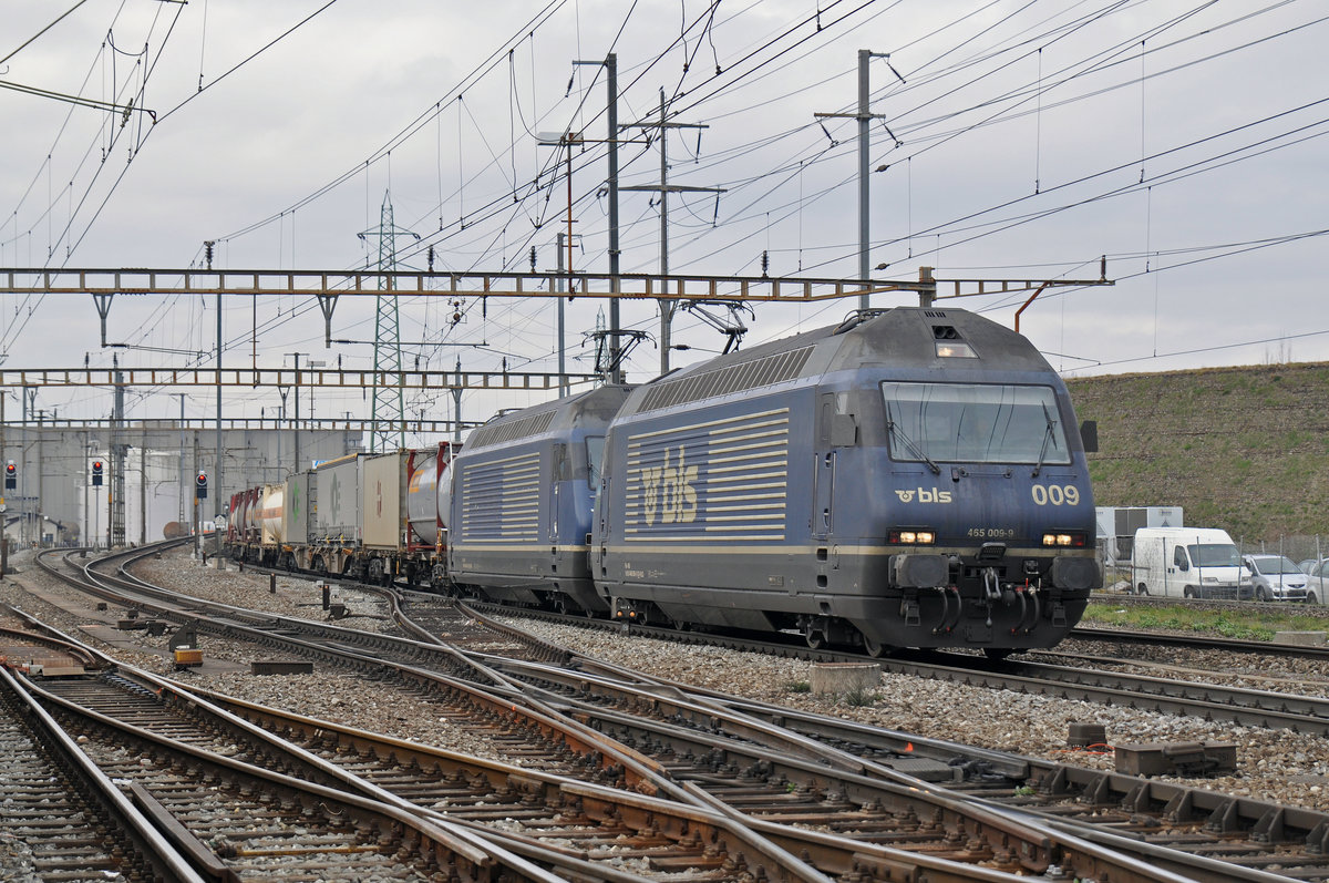 Doppeltraktion, mit den BLS Loks 465 009-9 und 465 015-6, durchfahren den Bahnhof Pratteln. Die Aufnahme stammt vom 14.02.2018.