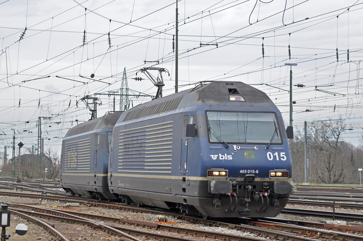 Doppeltraktion, mit den BLS Loks 465 015-6 und 465 013-1, werden in der Abstellanlage beim Badischen Bahnhof abgestellt. Die Aufnahme stammt vom 15.03.2018.