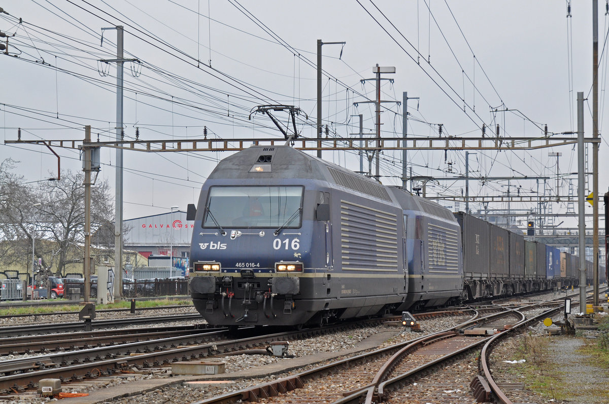 Doppeltraktion, mit den BLS Loks 465 016-4 und 465 002-4, durchfahren den Bahnhof Pratteln. Die Aufnahme stammt vom 20.03.2018.
