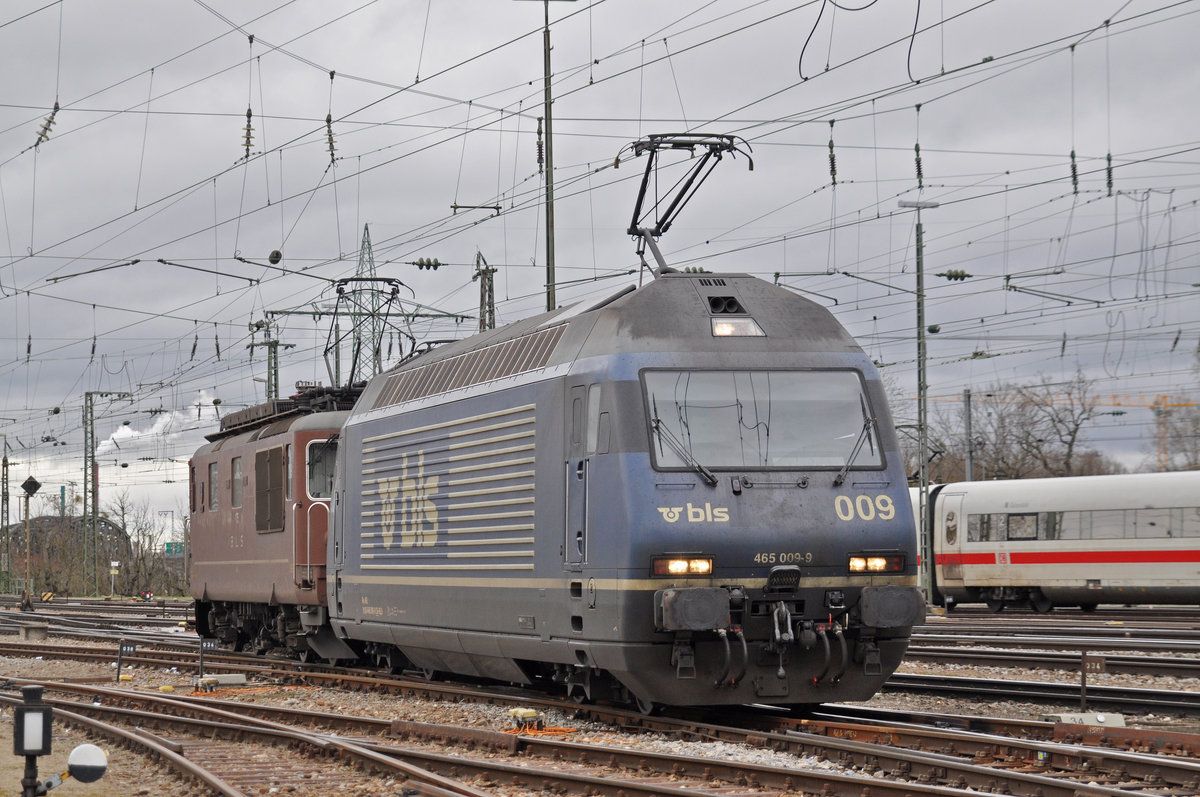 Doppeltraktion, mit den BLS Loks 465 009-9 und 425 175, werden in der Abstellanlage beim Badischen Bahnhof abgestellt. Die Aufnahme stammt vom 13.03.2018.