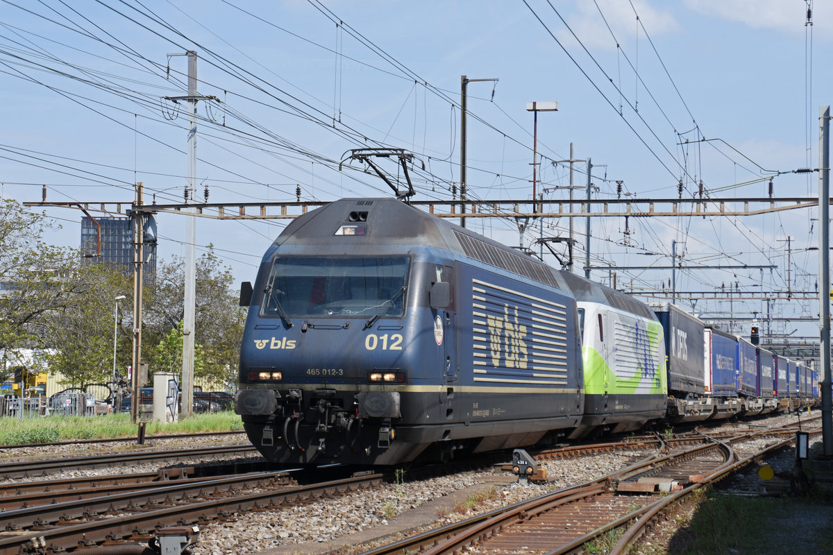 Doppeltraktion, mit den BLS Loks 465 012-3 und 465 001-6, durchfahren den Bahnhof Pratteln. Die Aufnahme stammt vom 25.04.2018.