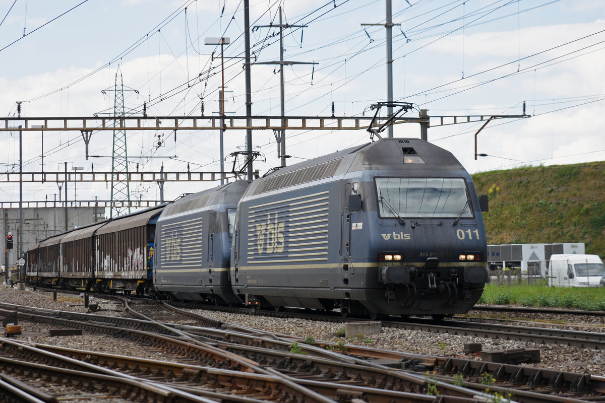 Doppeltraktion, mit den BLS Loks 465 011-5 und 465 014-9, durchfahren den Bahnhof Pratteln. Die Aufnahme stammt vom 26.04.2018.