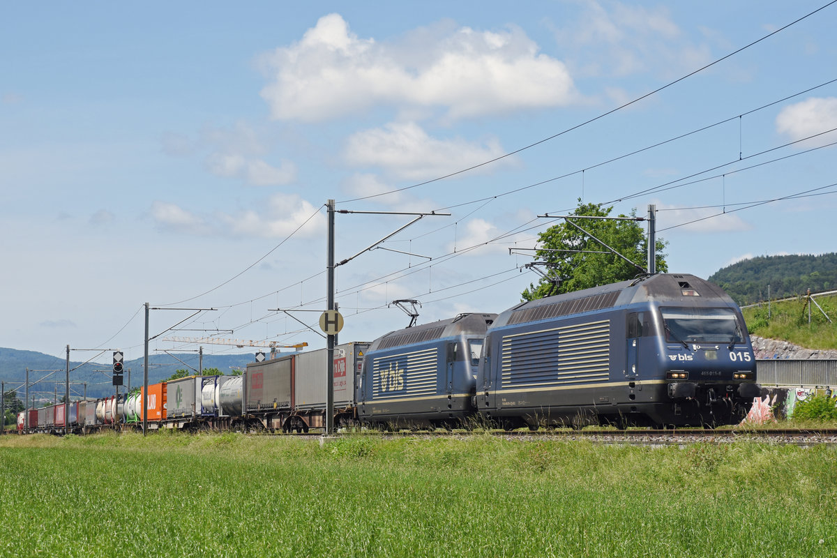 Doppeltraktion, mit den BLS Loks 465 015-6 und 465 012-3, fahren Richtung Bahnhof Sissach. Die Aufnahme stammt vom 31.05.2018.