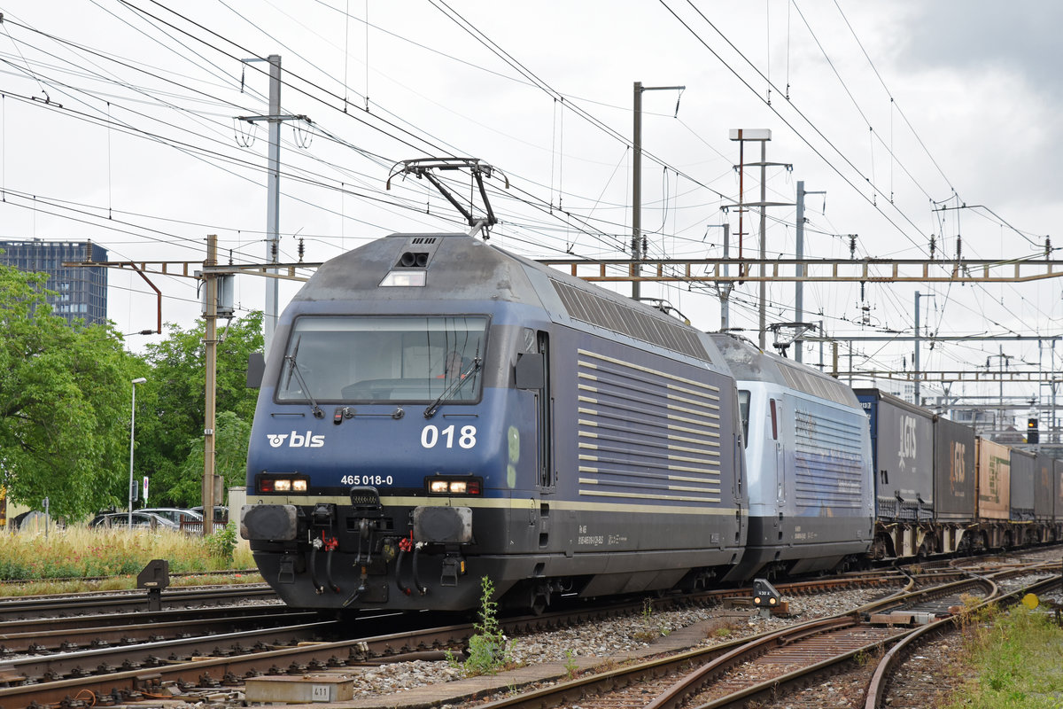 Doppeltraktion, mit den BLS Loks 465 018-0 und 465 016-4 durchfahren den Bahnhof Pratteln. Die Aufnahme stammt vom 12.06.2018.