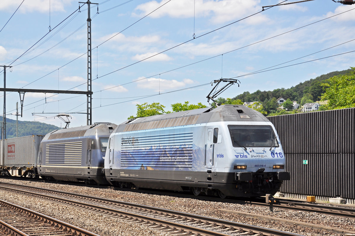Doppeltraktion, mit den BLS Loks 465 016-4 und 465 018-0 durchfahren den Bahnhof Gelterkinden. Die Aufnahme stammt vom 19.06.2018.