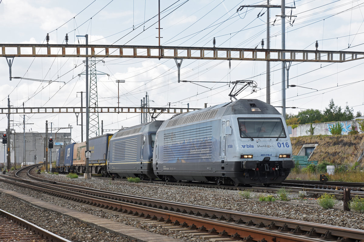 Doppeltraktion, mit den BLS Loks 465 016-4 und 465 017-2, durchfährt den Bahnhof Pratteln. Die Aufnahme stammt vom 04.09.2018.