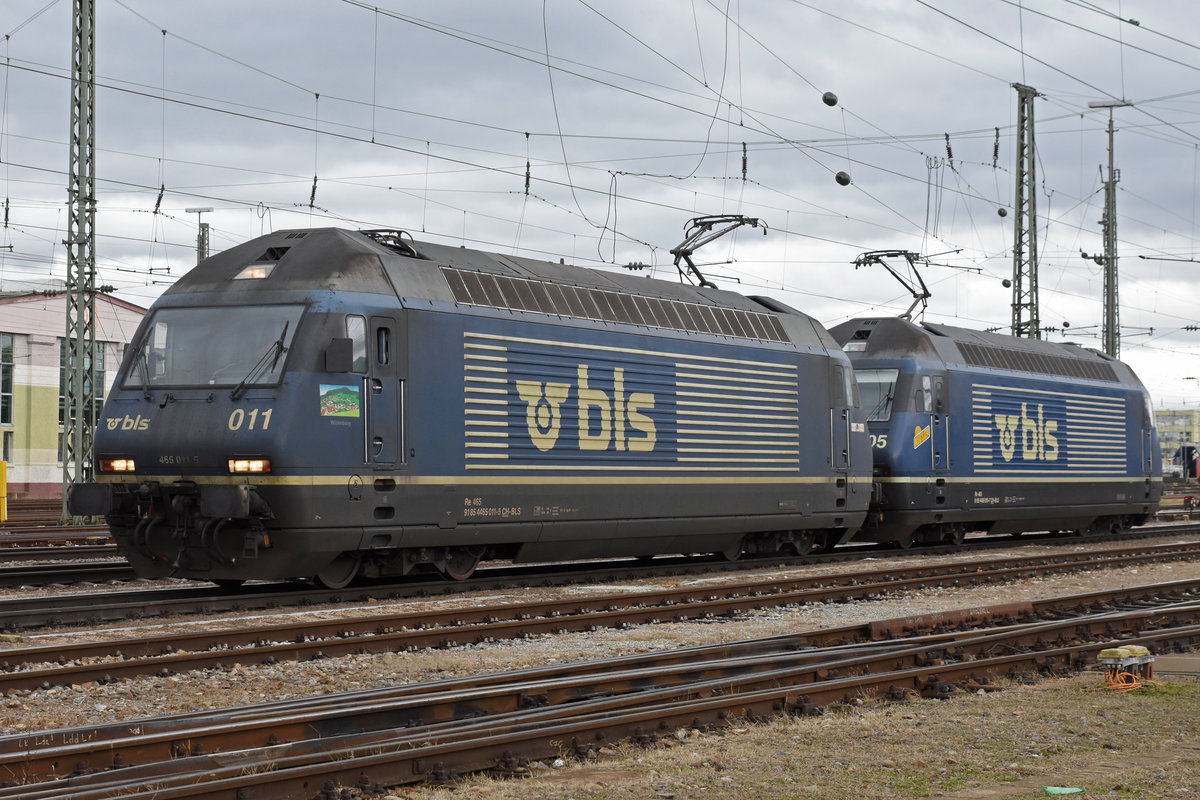 Doppeltraktion, mit den BLS Loks 465 011-5 und 465 005-7 werden in der Abstellanlage beim badischen Bahnhof abgestellt. Die Aufnahme stammt vom 03.12.2018.