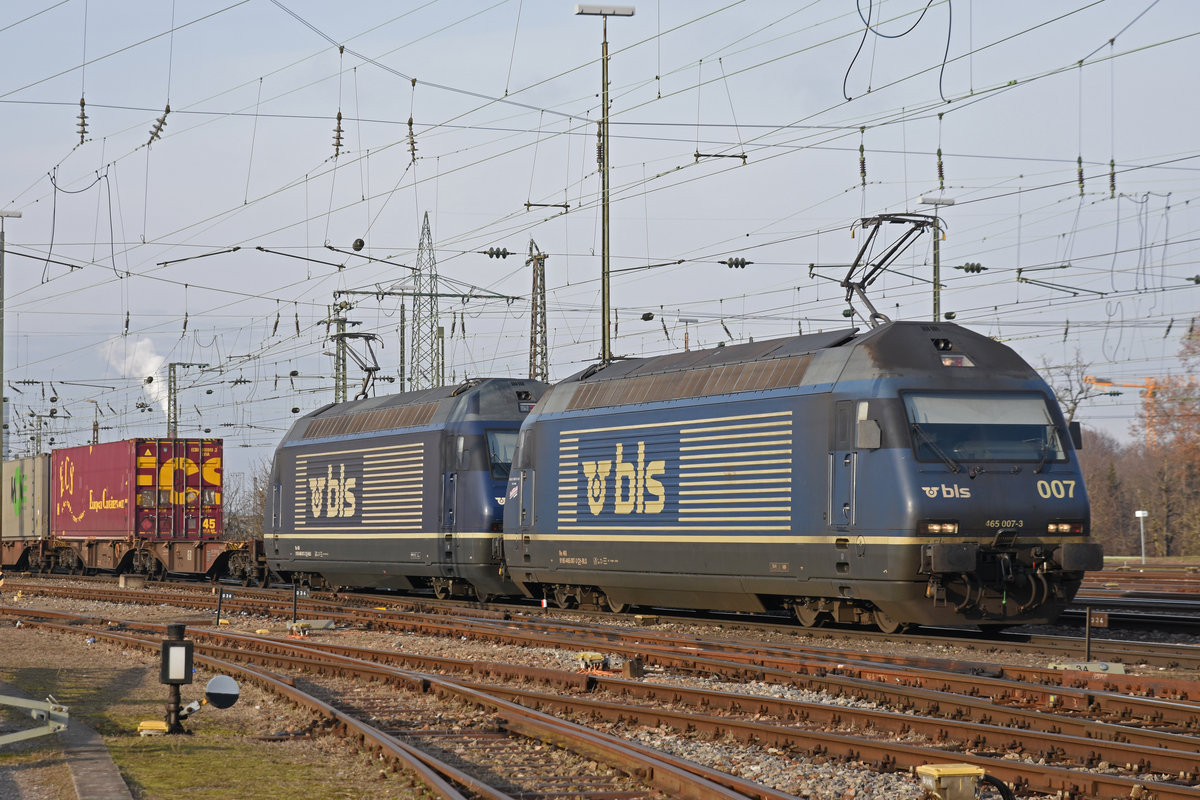 Doppeltraktion, mit den BLS Loks 465 007-3 und 465 017-2, durchfährt den badischen Bahnhof. Die Aufnahme stammt vom 23.01.2019.