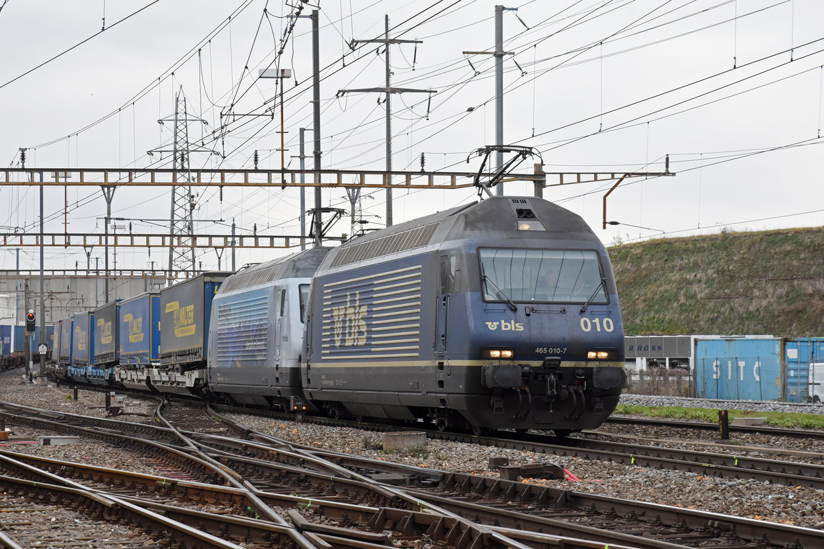 Doppeltraktion, mit den BLS Loks 465 010-7 und 465 016-4 durchfährt den Bahnhof Pratteln. Die Aufnahme stammt vom 06.03.2019.