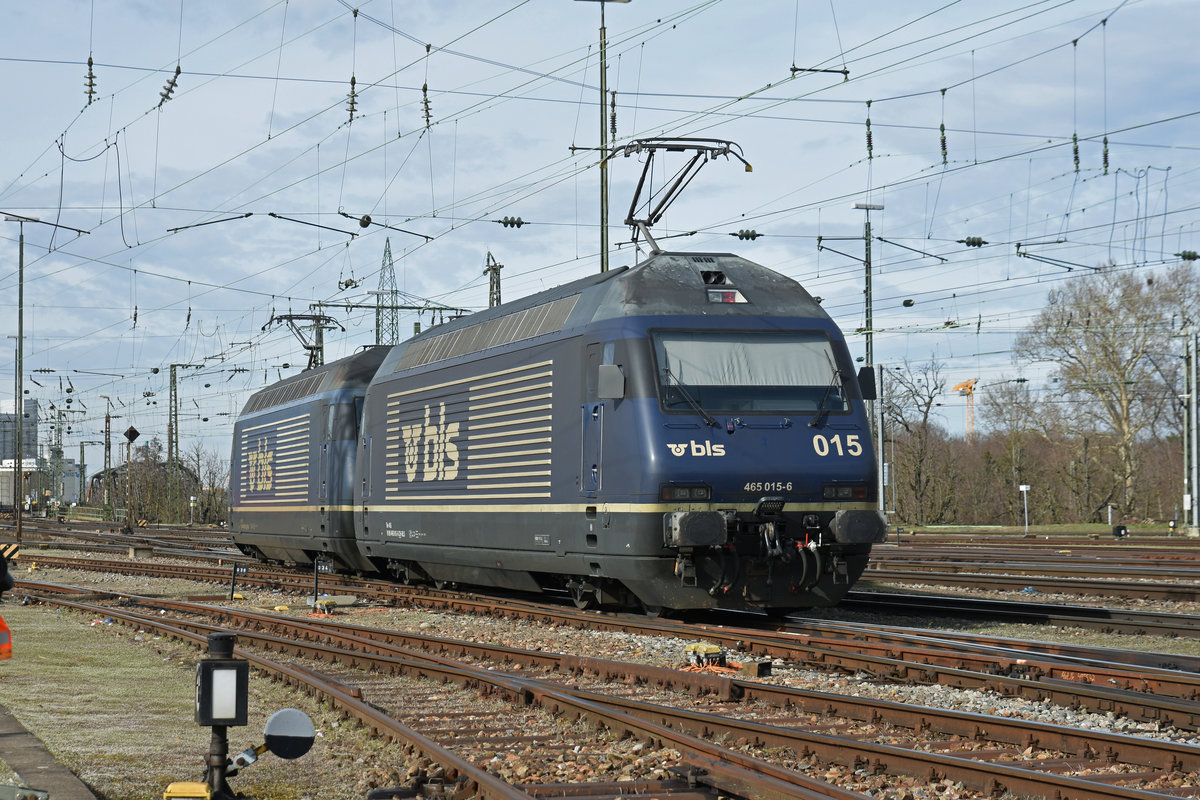 Doppeltraktion, mit den BLS Loks 465 015-6 und 465 012-3 wird in der Abstellanlage beim badischen Bahnhof abgestellt.. Die Aufnahme stammt vom 23.03.2019.