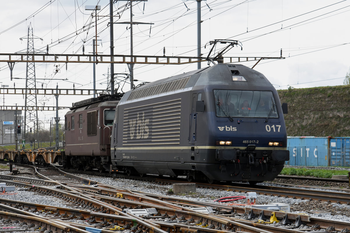 Doppeltraktion, mit den BLS Loks 465 017-2 und 425 108, durchfährt den Bahnhof Pratteln. Die Aufnahme stammt vom 08.04.2019.