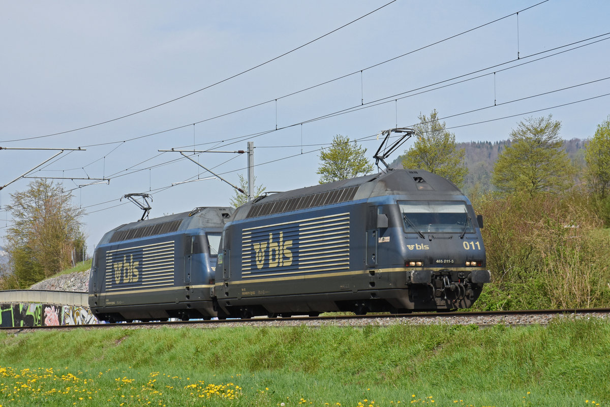 Doppeltraktion, mit den BLS Loks 465 011-5 und 465 014-9 fährt Richtung Bahnhof Sissach. Die Aufnahme stammt vom 18.04.2019.