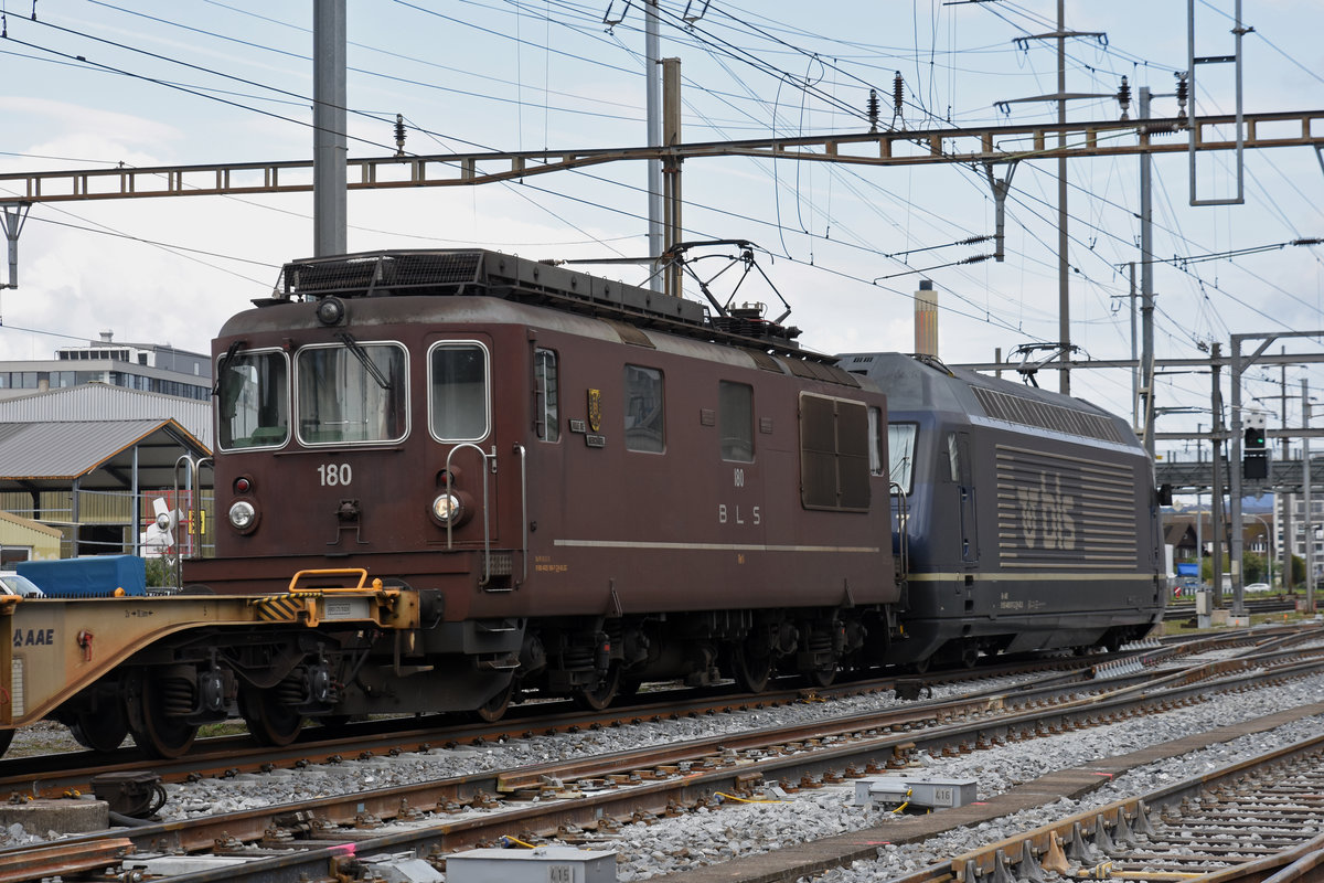 Doppeltraktion, mit den BLS Loks 465 017-2 und 425 180 durchfährt den Bahnhof Pratteln. Die Aufnahme stammt vom 08.04.2019.