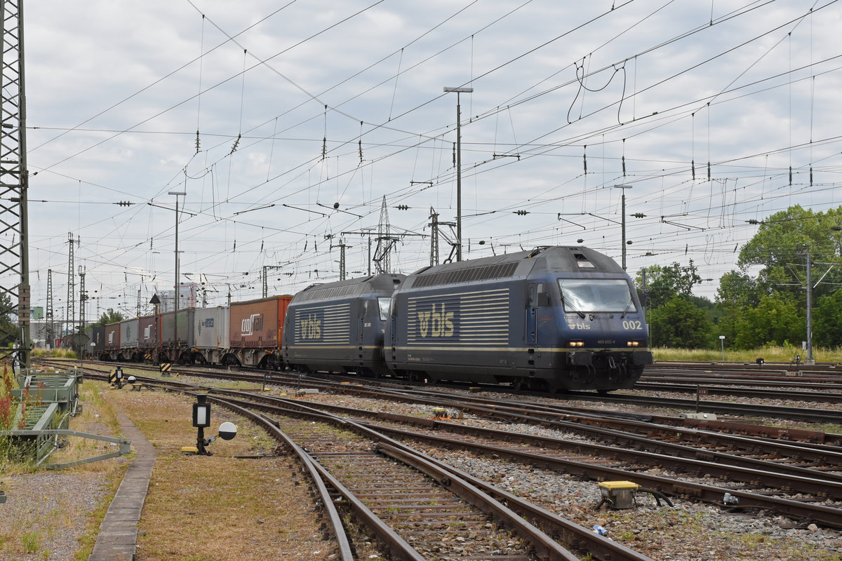 Doppeltraktion, mit den BLS Loks 465 002-4 und 465 011-5, durchfährt den badischen Bahnhof. Die Aufnahme stammt vom 12.07.2019.