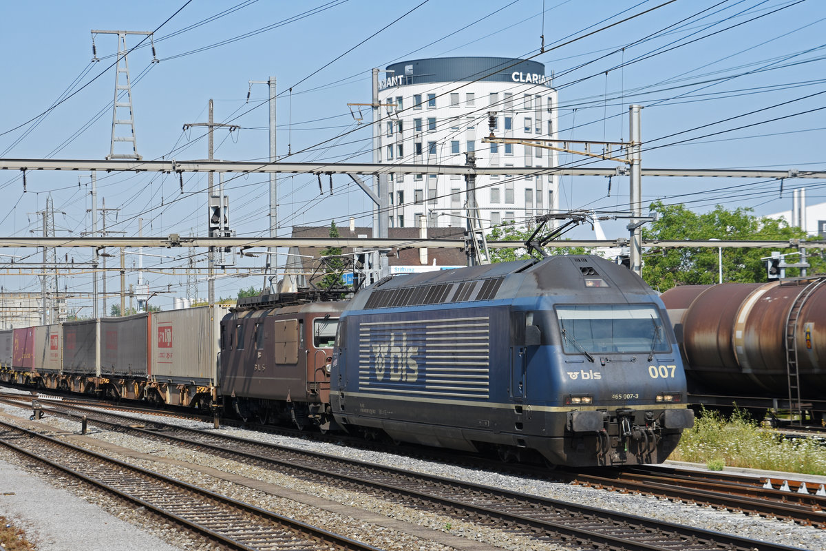 Doppeltraktion, mit den BLS Loks 465 007-3 und 425 186, durchfährt den Bahnhof Pratteln. Die Aufnahme stammt vom 18.07.2019.