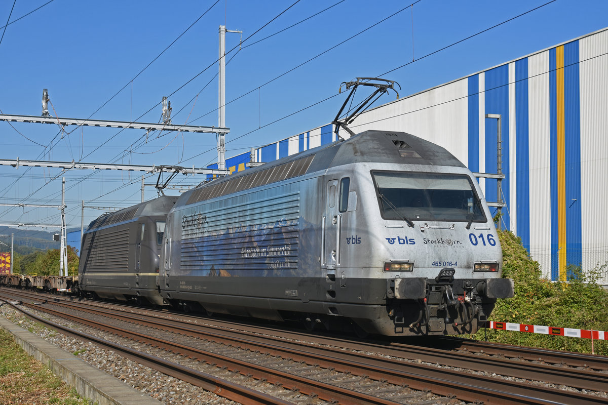 Doppeltraktion, mit den BLS Loks 465 016-4 und 465 017-2, fährt Richtung Bahnhof Itingen. Die Aufnahme stammt vom 17.09.2019.