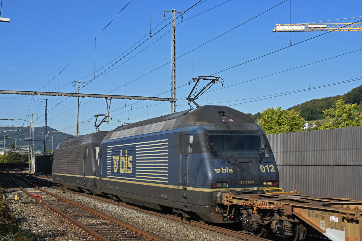 Doppeltraktion, mit den BLS Loks 465 018-0 und 465 012-3, durchfährt den Bahnhof Gelterkinden. Die Aufnahme stammt vom 17.09.2019.