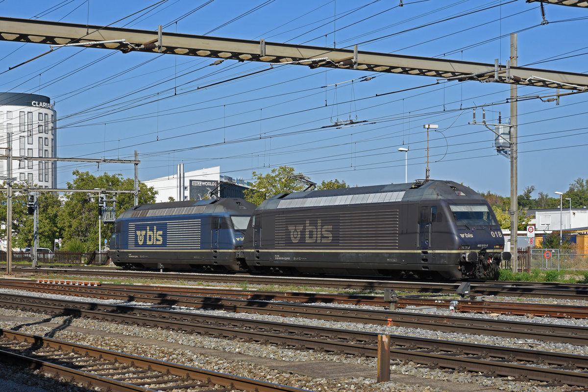 Doppeltraktion, mit den BLS Loks 465 009-9 und 465 018-8, durchfährt den Bahnhof Pratteln. Die Aufnahme stammt vom 21.09.2019.