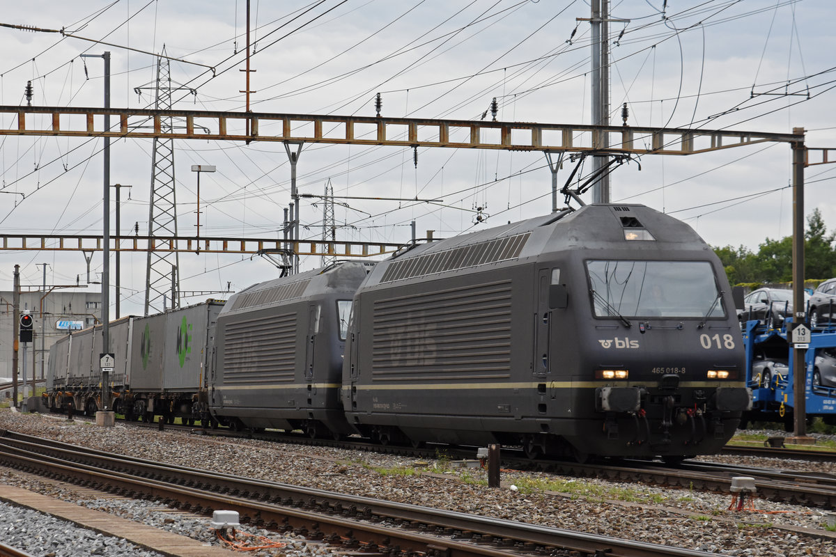 Doppeltraktion, mit den BLS Loks 465 018-8 und 465 015-6, durchfährt den Bahnhof Pratteln. Die Aufnahme stammt vom 06.09.2019