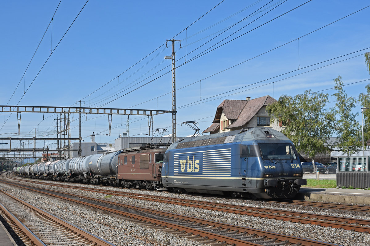 Doppeltraktion, mit den BLS Loks 465 014-9 und 425 178, durchfährt den Bahnhof Rupperswil. Die Aufnahme stammt vom 03.09.2019.