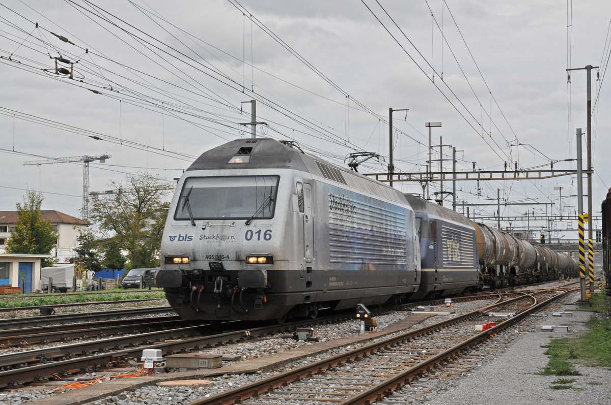 Doppeltraktion, mit den BLS Loks 465 016-4 und 465 010-7, durchfährt den Bahnhof Pratteln. Die Aufnahme stammt vom 23.10.2019.