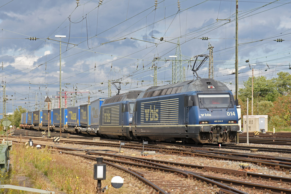 Doppeltraktion, mit den BLS Loks 465 014-9 und 465 010-7, durchfährt den badischen Bahnhof. Die Aufnahme stammt vom 18.10.2019.
