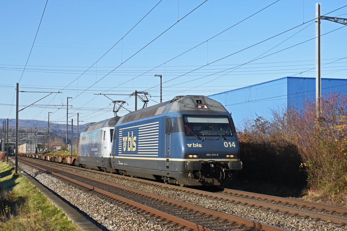 Doppeltraktion, mit den BLS Loks 465 014-9 und 465 016-4 fährt Richtung Bahnhof Itingen. Die Aufnahme stammt vom 03.12.2019.