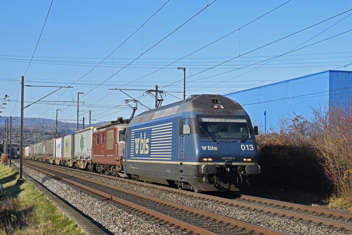Doppeltraktion, mit den BLS Loks 465 013-1 und 425 190 fährt Richtung Bahnhof Itingen. Die Aufnahme stammt vom 03.12.2019.