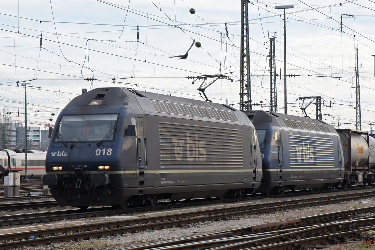 Doppeltraktion, mit den BLS Loks 465 018-8 und 465 010-7 durchfährt den badischen Bahnhof. Die Aufnahme stammt vom 08.01.2020.