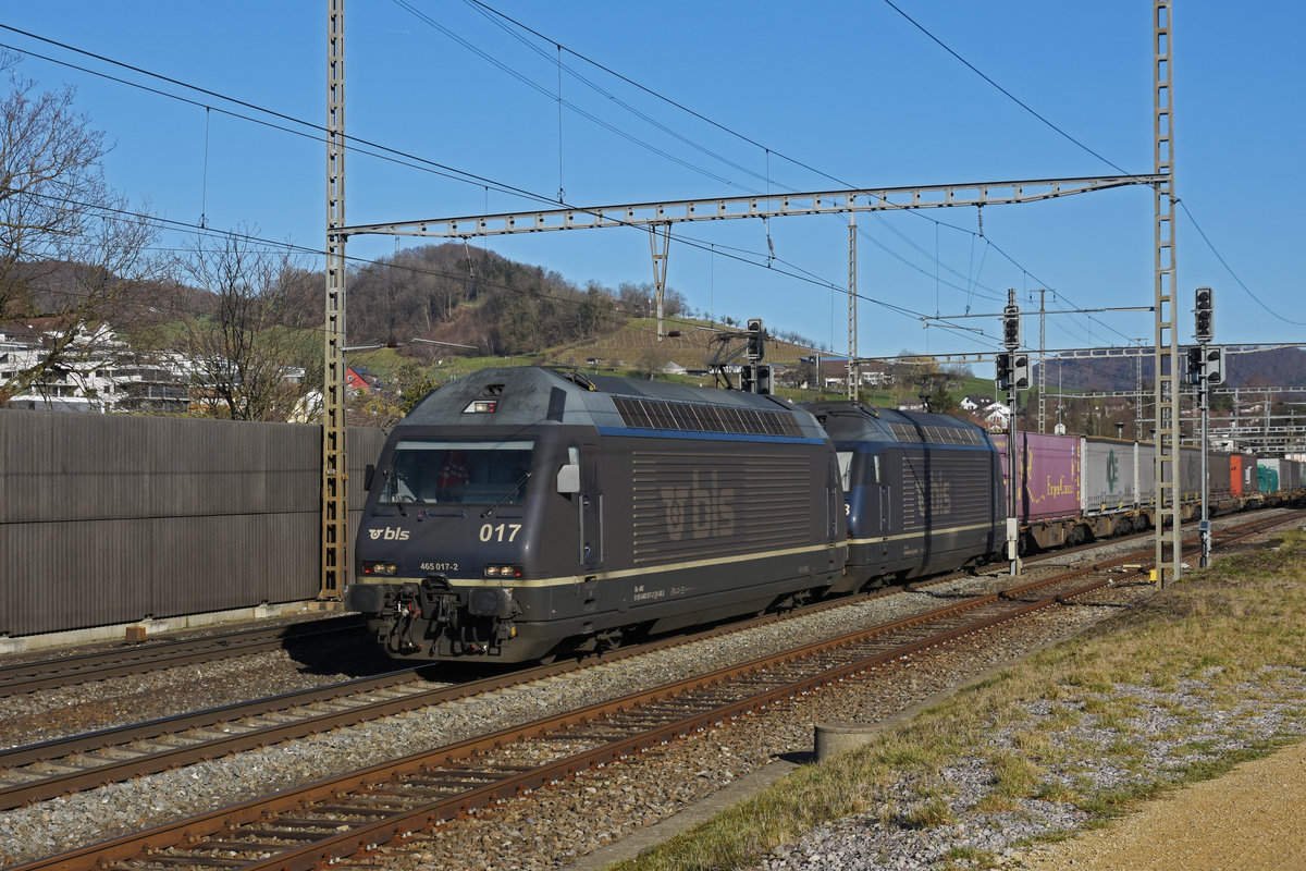 Doppeltraktion, mit den BLS Loks 465 017-2 und 465 018-0, durchfährt den Bahnhof Gelterkinden. Die Aufnahme stammt vom 07.02.2020.