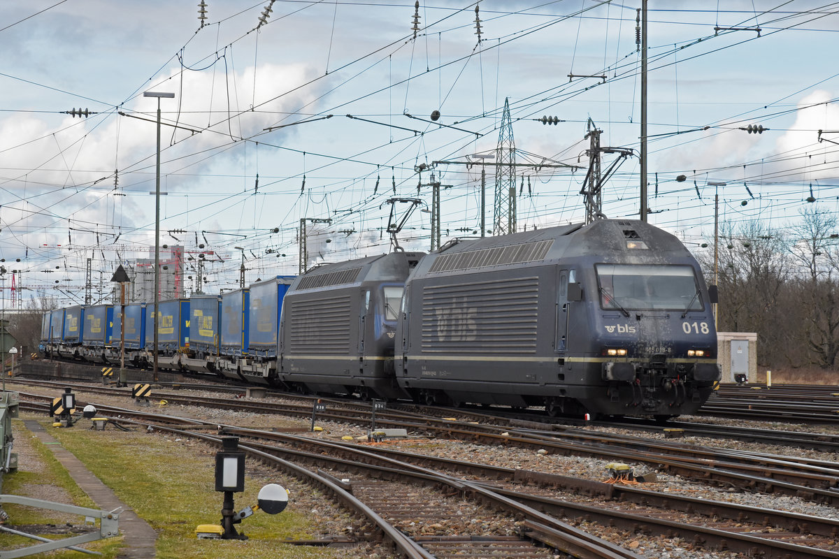 Doppeltraktion, mit den BLS Loks 465 018-8 und 465 017-2 durchfährt den badischen Bahnhof. Die Aufnahme stammt vom 14.02.2020. 