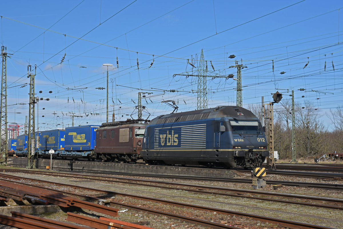 Doppeltraktion, mit den BLS Loks 465 012-3 und 425 185, durchfährt solo den badischen Bahnhof. Die Aufnahme stammt vom 21.02.2020.