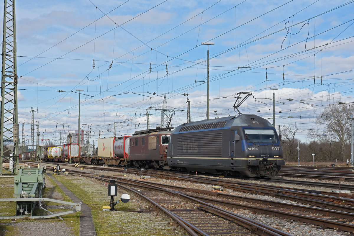 Doppeltraktion, mit den BLS Loks 465 017-2 und 425 191 durchfährt den badischen Bahnhof. Die Aufnahme stammt vom 20.02.2020.