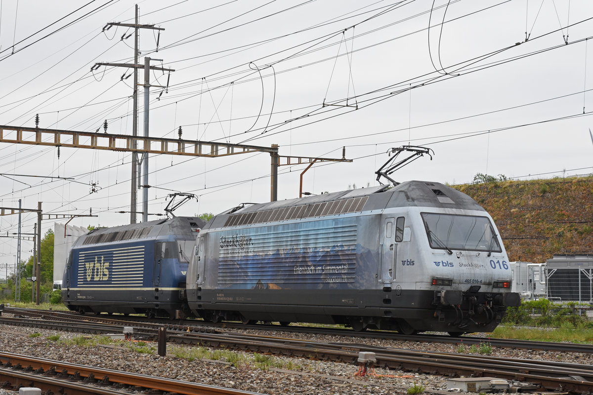 Doppeltraktion, mit den BLS Loks 465 014-9 und 465 016-4, durchfährt den Bahnhof Pratteln. Die Aufnahme stammt vom 21.04.2020.