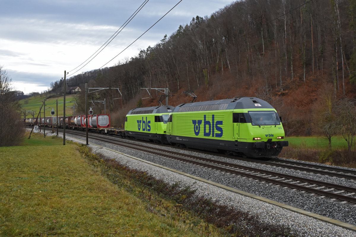 Doppeltraktion, mit den BLS Loks 465 013-1 und 465 011-5 fährt Richtung Bahnhof Tecknau. Die Aufnahme stammt vom 22.12.2020.