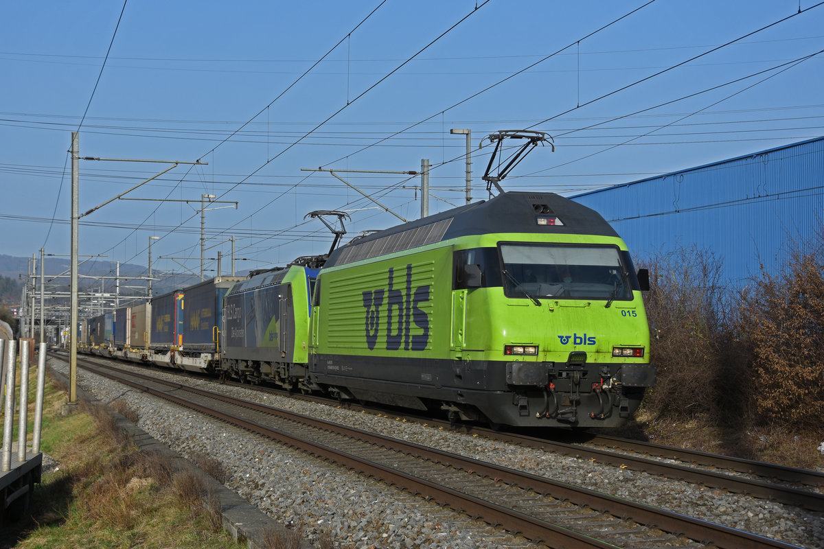 Doppeltraktion, mit den BLS Loks 465 015-6 und 485 003-8 fährt Richtung Bahnhof Itingen. Die Aufnahme stammt vom 26.02.2021.