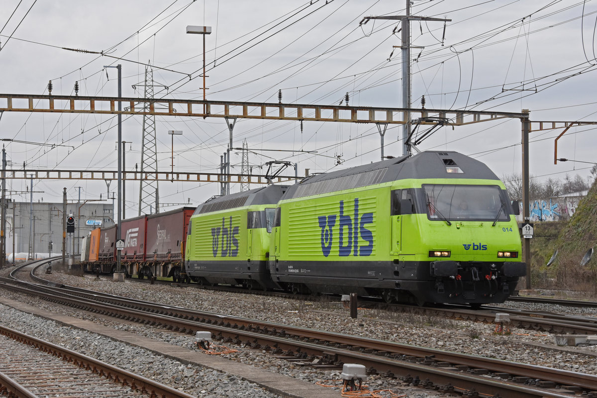 Doppeltraktion, mit den BLS Loks 465 014-9 und 465 011-5 durchfährt den Bahnhof Pratteln. Die Aufnahme stammt vom 04.03.2021.