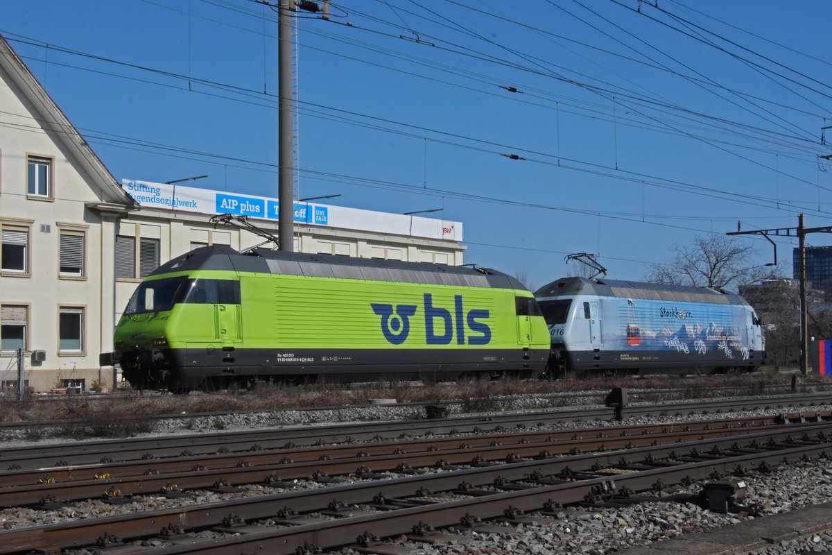 Doppeltraktion, mit den BLS Loks 465 015-6 und 465 016-4 verlässt die Abstellanlage beim Bahnhof Pratteln. Die Aufnahme stammt vom 06.03.2021.