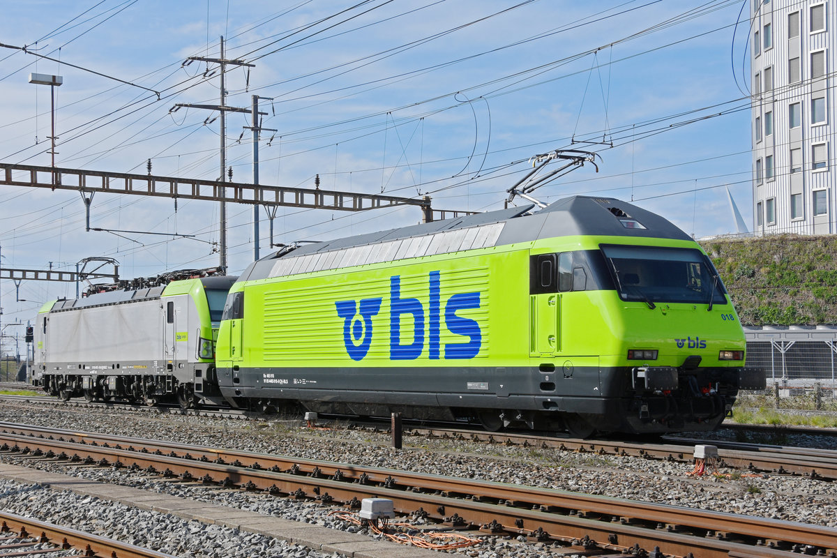Doppeltraktion, mit den BLS Loks 465 018-0 und 475 418-0 durchfährt den Bahnhof Pratteln. Die Aufnahme stammt vom 25.03.2021.