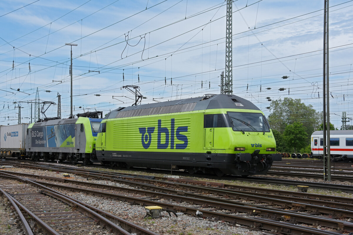 Doppeltraktion, mit den BLS Loks 465 013-1 und 485 007-9 durchfährt den badischen Bahnhof. Die Aufnahme stammt vom 04.06.2021.