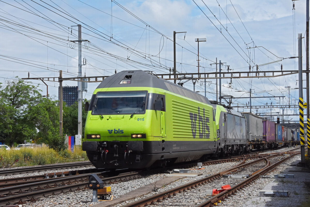 Doppeltraktion, mit den BLS Loks 465 015-6 und 475 405-7 durchfährt den Bahnhof Pratteln. Die Aufnahme stammt vom 07.07.2021.